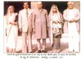 चौधरी चरणसिंह भांजे की पुत्री के विवाह पर वर-वधू के साथ श्रीमती सुमन, डॉ अजय चौधरी, चौधरी चरणसिंह, सौ. मधु, गोविंद सिंह - काशीपुर 18.1.1977