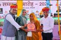 Jodhpur mein raktdaan ke Sevan ke avsar per Devi ji group ke nideshak Hariram kivada ke sath vah unhen sammanit Karte padam Shri banbu