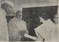 स्वामी जी प्रधानमंत्री इन्दिरा गांधी को ग्रन्थ भेंट करते हुए